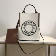 버버리 스몰 로고 그래픽 코튼 캔버스 페기 버킷백 ﻿80268241, 8036822