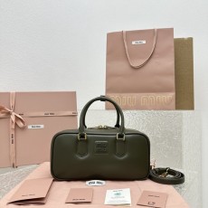 미우미우 아르카디 볼링백 미듐