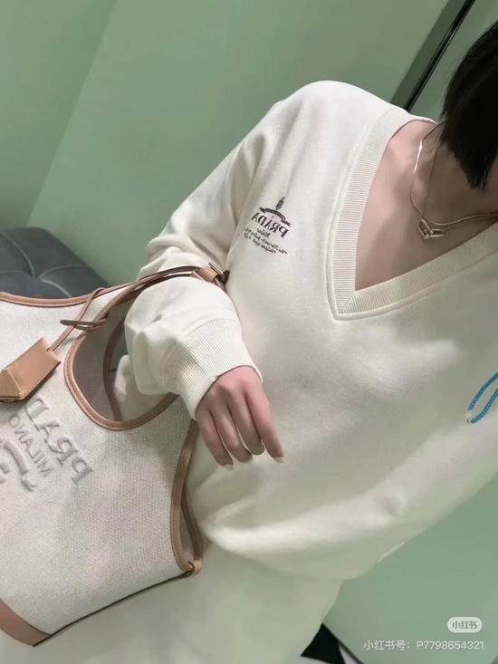 프라다 코튼 V넥 스웨트셔츠