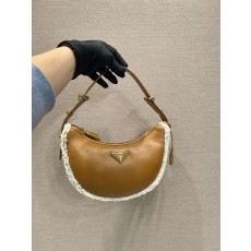 프라다 시어링 반달백 아르케백 1BC194