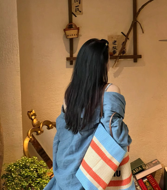 미우미우 라피아 우븐 토트백